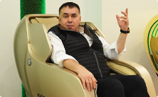 Садальский в массажнем кресле